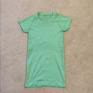 Lululemon | Speed up tee in light green | Size:2